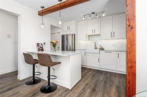 304-4685 Alderwood Pl, Courtenay, BC - Indoor Photo Showing Kitchen With Upgraded Kitchen