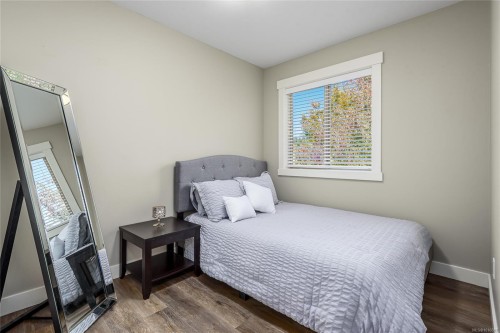 304-4685 Alderwood Pl, Courtenay, BC - Indoor Photo Showing Bedroom