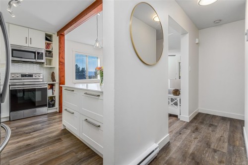 304-4685 Alderwood Pl, Courtenay, BC - Indoor Photo Showing Kitchen