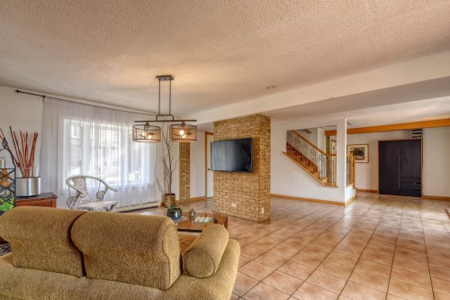 Living Room - 15 Rue Alfred, Laval (Sainte-Rose), QC - Indoor Photo Showing Living Room