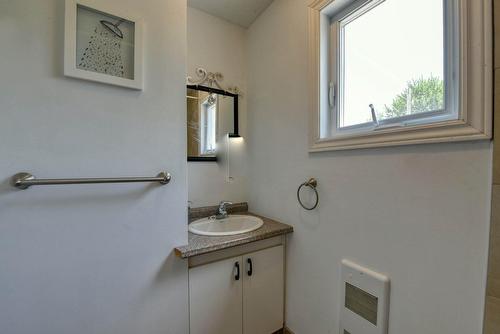 Bathroom - 15 Rue Alfred, Laval (Sainte-Rose), QC - Indoor Photo Showing Bathroom