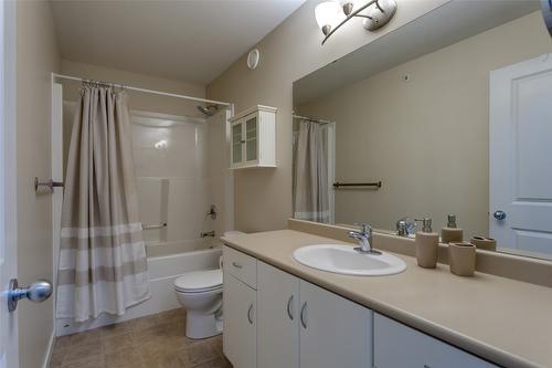 205A-1475 Glenmore Road, Kelowna, BC - Indoor Photo Showing Bathroom