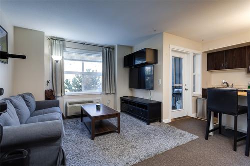 205A-1475 Glenmore Road, Kelowna, BC - Indoor Photo Showing Living Room