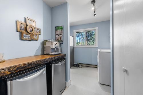 7502 Highway 95A, Kimberley, BC - Indoor Photo Showing Kitchen
