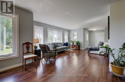 3072 Bruce Road 1, R.R. #2 Road, Brockton, ON - Indoor Photo Showing Living Room