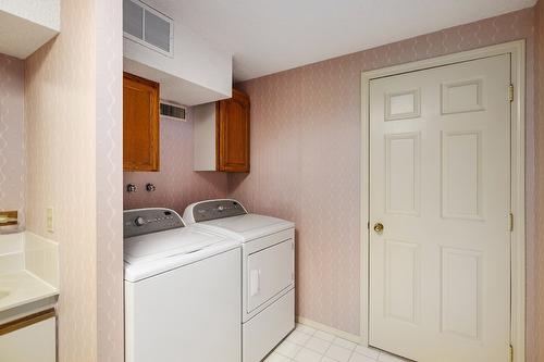 9-2200 Gordon Drive, Kelowna, BC - Indoor Photo Showing Laundry Room