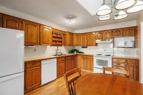 9-2200 Gordon Drive, Kelowna, BC - Indoor Photo Showing Kitchen With Double Sink