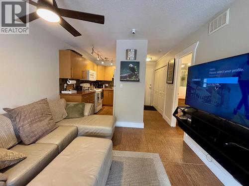 800 Mackenzie Avenue Unit# 102, Revelstoke, BC - Indoor Photo Showing Living Room