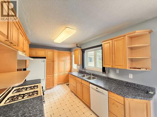 768 Vaughan Street, Quesnel, BC - Indoor Photo Showing Kitchen With Double Sink