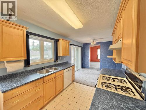 768 Vaughan Street, Quesnel, BC - Indoor Photo Showing Kitchen With Double Sink