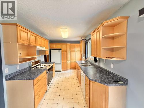 768 Vaughan Street, Quesnel, BC - Indoor Photo Showing Kitchen With Double Sink