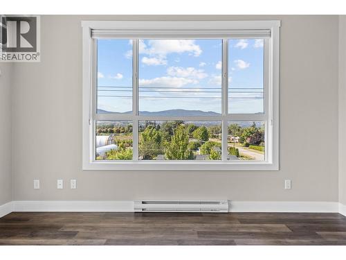 Sun blocking custom up/down blinds in the living room and dining area - 3090 Burtch Road Unit# 313, Kelowna, BC - Indoor Photo Showing Other Room