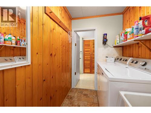 1832 Hurl Street, Creston, BC - Indoor Photo Showing Laundry Room