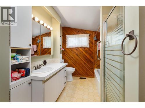 1832 Hurl Street, Creston, BC - Indoor Photo Showing Bathroom