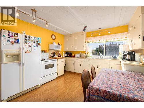 1832 Hurl Street, Creston, BC - Indoor Photo Showing Kitchen