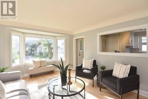 82 East 38Th Street, Hamilton, ON - Indoor Photo Showing Living Room