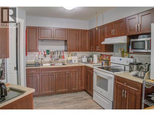 1070 1 Street Se Unit# 2, Salmon Arm, BC - Indoor Photo Showing Kitchen With Double Sink
