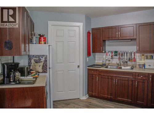 1070 1 Street Se Unit# 2, Salmon Arm, BC - Indoor Photo Showing Kitchen With Double Sink