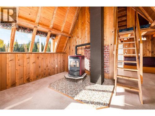 7698 3 Highway, Yahk, BC - Indoor Photo Showing Other Room