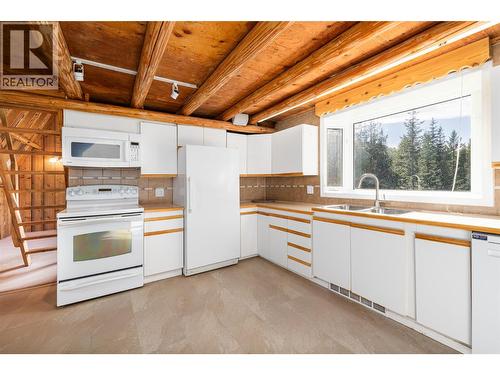 7698 3 Highway, Yahk, BC - Indoor Photo Showing Kitchen With Double Sink