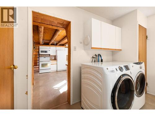 7698 3 Highway, Yahk, BC - Indoor Photo Showing Laundry Room