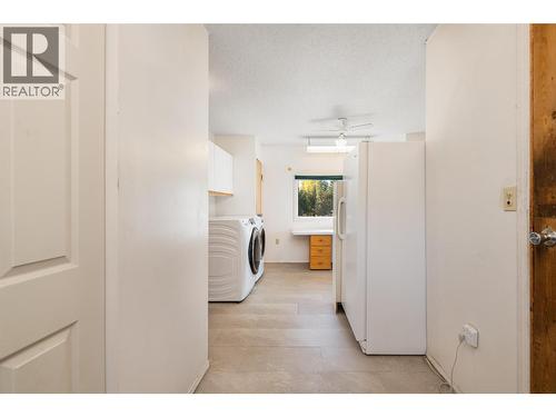 7698 3 Highway, Yahk, BC - Indoor Photo Showing Laundry Room