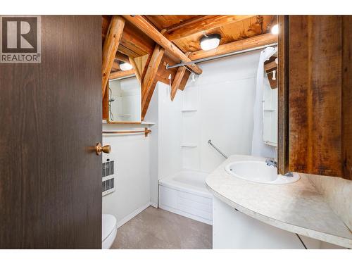 7698 3 Highway, Yahk, BC - Indoor Photo Showing Bathroom