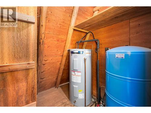 7698 3 Highway, Yahk, BC - Indoor Photo Showing Basement