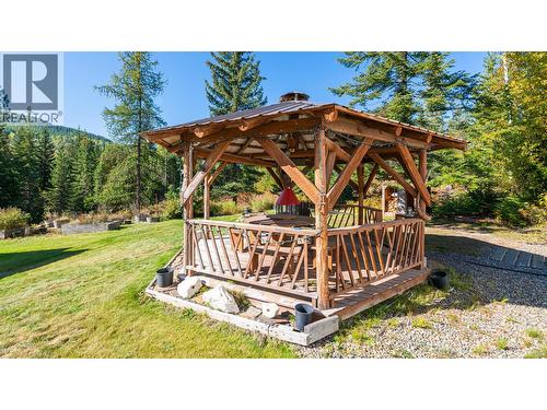 7698 3 Highway, Yahk, BC - Outdoor With Backyard
