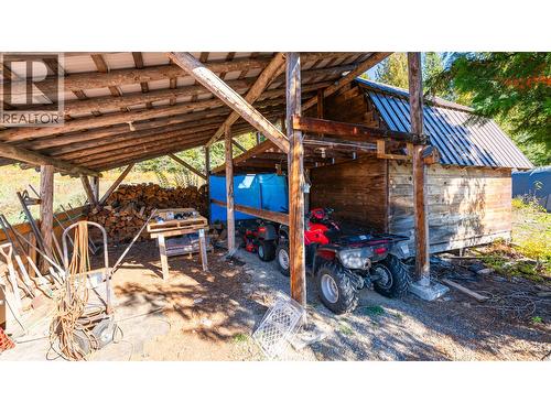 7698 3 Highway, Yahk, BC - 