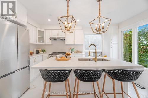 22 Lowder Place, Whitby, ON - Indoor Photo Showing Kitchen With Upgraded Kitchen