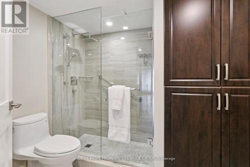 Primary bedroom ensuite bathroom - 405 - 2010 Islington Avenue, Toronto, ON - Indoor Photo Showing Bathroom