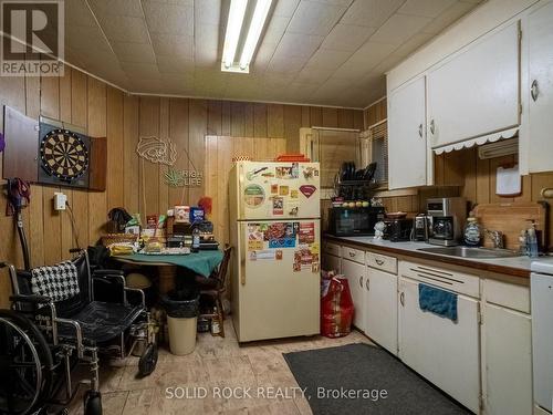 Unit 3 - 2-Storey - rear addition - 98 Elmsley Street N, Smiths Falls, ON - Indoor Photo Showing Kitchen