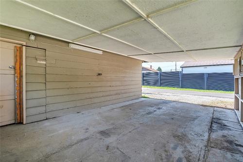 1160 Moosejaw Street, Penticton, BC - Indoor Photo Showing Garage