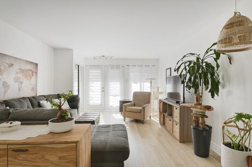 Salon - 102-1406 Rue Esther-Blondin, Québec (Sainte-Foy/Sillery/Cap-Rouge), QC 