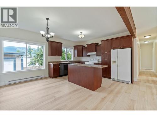 7281 46 Street Ne, Salmon Arm, BC - Indoor Photo Showing Kitchen
