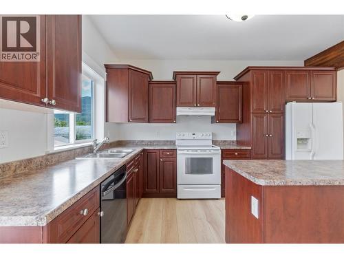 7281 46 Street Ne, Salmon Arm, BC - Indoor Photo Showing Kitchen With Double Sink
