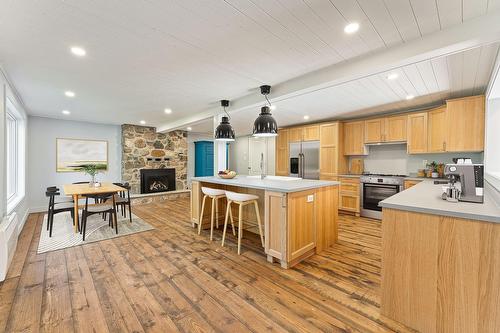 Cuisine - 650 Rue Western, Waterloo, QC - Indoor Photo Showing Kitchen With Fireplace