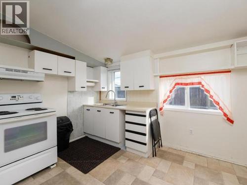 8-7 Prospector Road, Whitehorse, YT - Indoor Photo Showing Kitchen With Double Sink