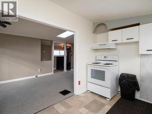 8-7 Prospector Road, Whitehorse, YT - Indoor Photo Showing Kitchen