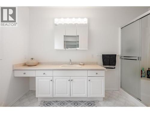 650 Lexington Drive Unit# 310, Kelowna, BC - Indoor Photo Showing Bathroom