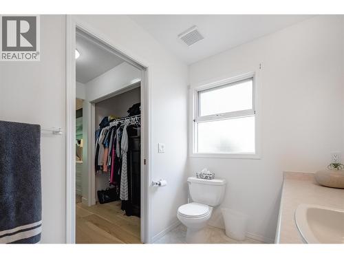 650 Lexington Drive Unit# 310, Kelowna, BC - Indoor Photo Showing Bathroom