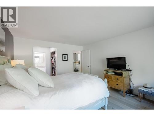 650 Lexington Drive Unit# 310, Kelowna, BC - Indoor Photo Showing Bedroom