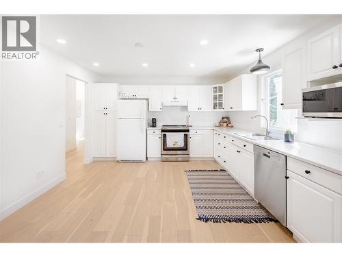 650 Lexington Drive Unit# 310, Kelowna, BC - Indoor Photo Showing Kitchen
