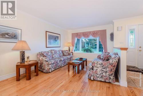 15 Selena Street, Kawartha Lakes (Lindsay), ON - Indoor Photo Showing Living Room