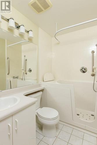 walk-in tub - 503 - 500 Talbot Street, London East (East F), ON - Indoor Photo Showing Bathroom