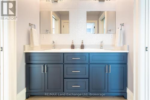 upper bath - 2220 (#4) Four Mile Creek Road, Niagara-On-The-Lake (Lakeshore), ON - Indoor Photo Showing Bathroom