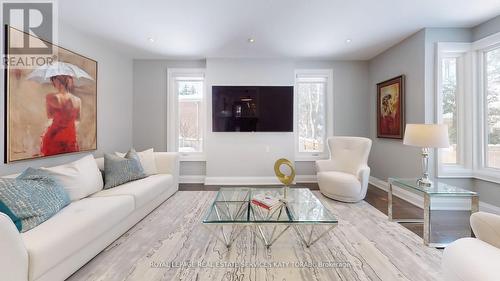 136 Denlow Boulevard, Toronto, ON - Indoor Photo Showing Living Room