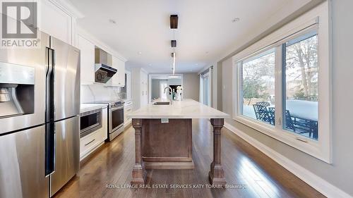 136 Denlow Boulevard, Toronto, ON - Indoor Photo Showing Kitchen With Upgraded Kitchen