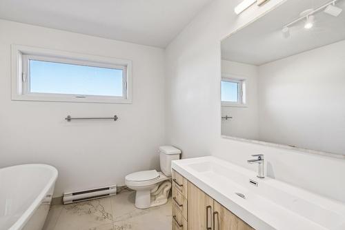 Salle de bains - 5-6 Av. Du Parc, Salaberry-De-Valleyfield, QC - Indoor Photo Showing Bathroom